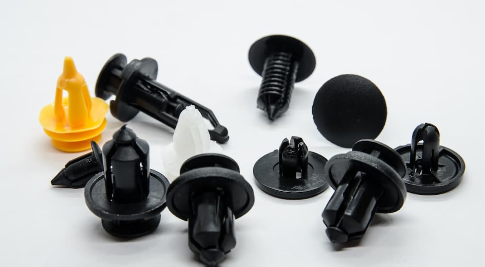 A variety of retainer clips are shown on a white background.